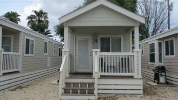 Cottage, 1 Bedroom | Bathroom | Combined shower/tub, towels