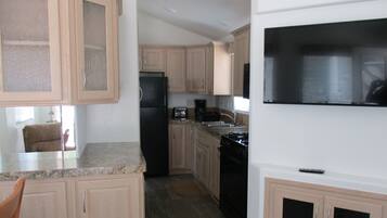Cottage, 1 Bedroom | Private kitchen | Fridge, microwave, coffee/tea maker, cookware/dishes/utensils
