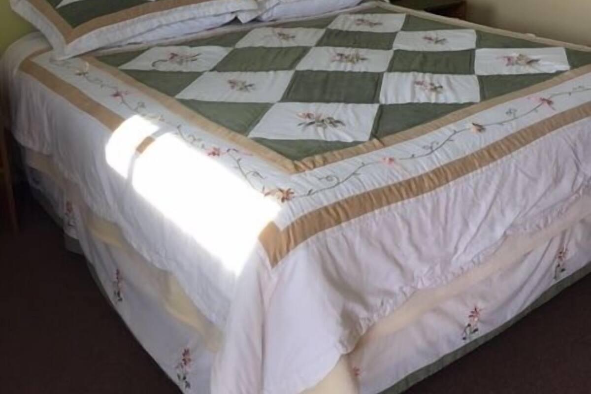 Standard Room, 1 Queen Bed | Desk, free WiFi