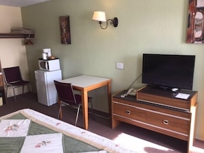 Standard Room, 1 Queen Bed | Living area | Flat-screen TV