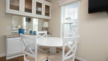 Basic Cottage, 1 Bedroom | In-room dining