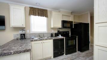 Basic Cottage, 1 Bedroom | Private kitchen | Fridge, microwave, oven, stovetop
