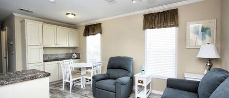 كوخ بتجهيزات أساسية - غرفة نوم واحدة | منطقة المعيشة