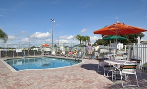 Outdoor pool - Majestic Oaks RV Resort (Zephyrhills)