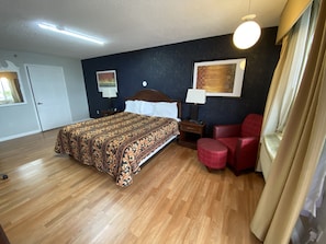 Standard Room, 1 King Bed | Down comforters, in-room safe, laptop workspace, soundproofing - Royal Lodge (Absecon)
