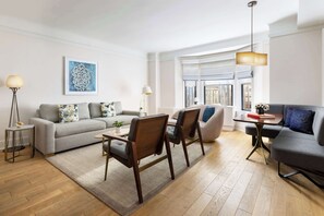 Hochwertige Bettwaren, Minibar, Zimmersafe, individuell eingerichtet