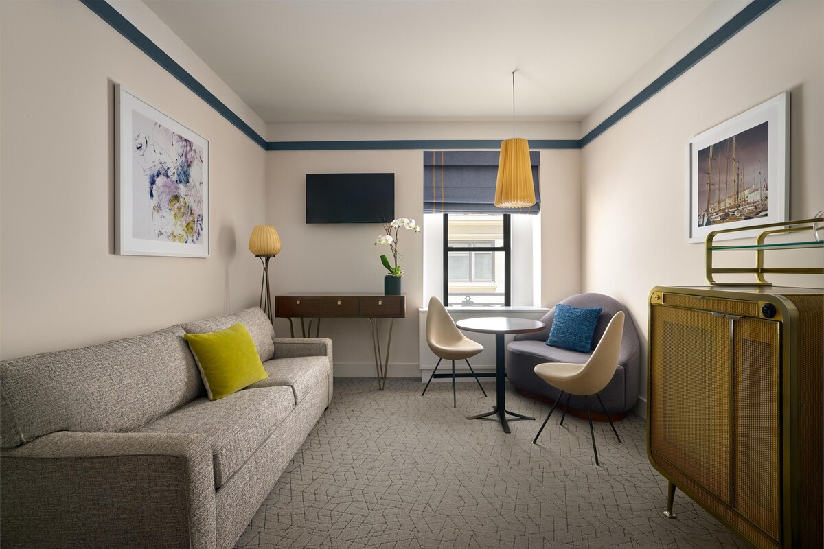 Suite – premium, 1 kingsize-seng med sovesofa | Sengetøy av topp kvalitet, minibar, safe på rommet og skrivebord