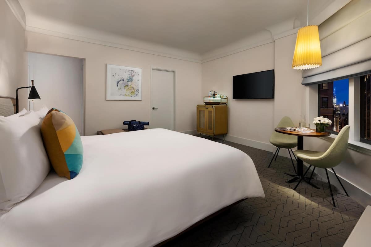Room, 1 King Bed, Corner | Premium bedding, minibar, in-room safe, desk