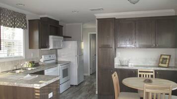 Private kitchen | Fridge, microwave, oven, stovetop