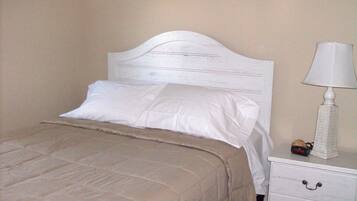 Iron/ironing board, bed sheets