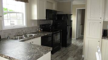 Private kitchen | Fridge, microwave, oven, dishwasher