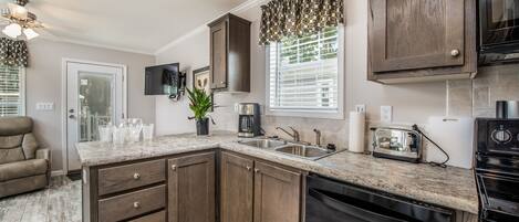 Basic Cottage, 1 Bedroom | In-room dining