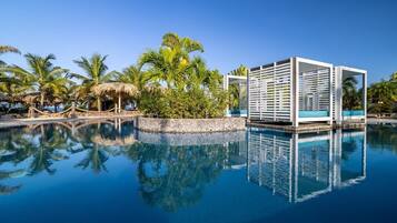 Kolam renang outdoor musiman, dengan cabana (dengan biaya tambahan)