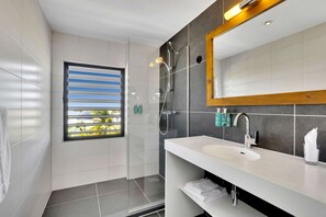 Dusche im Bad