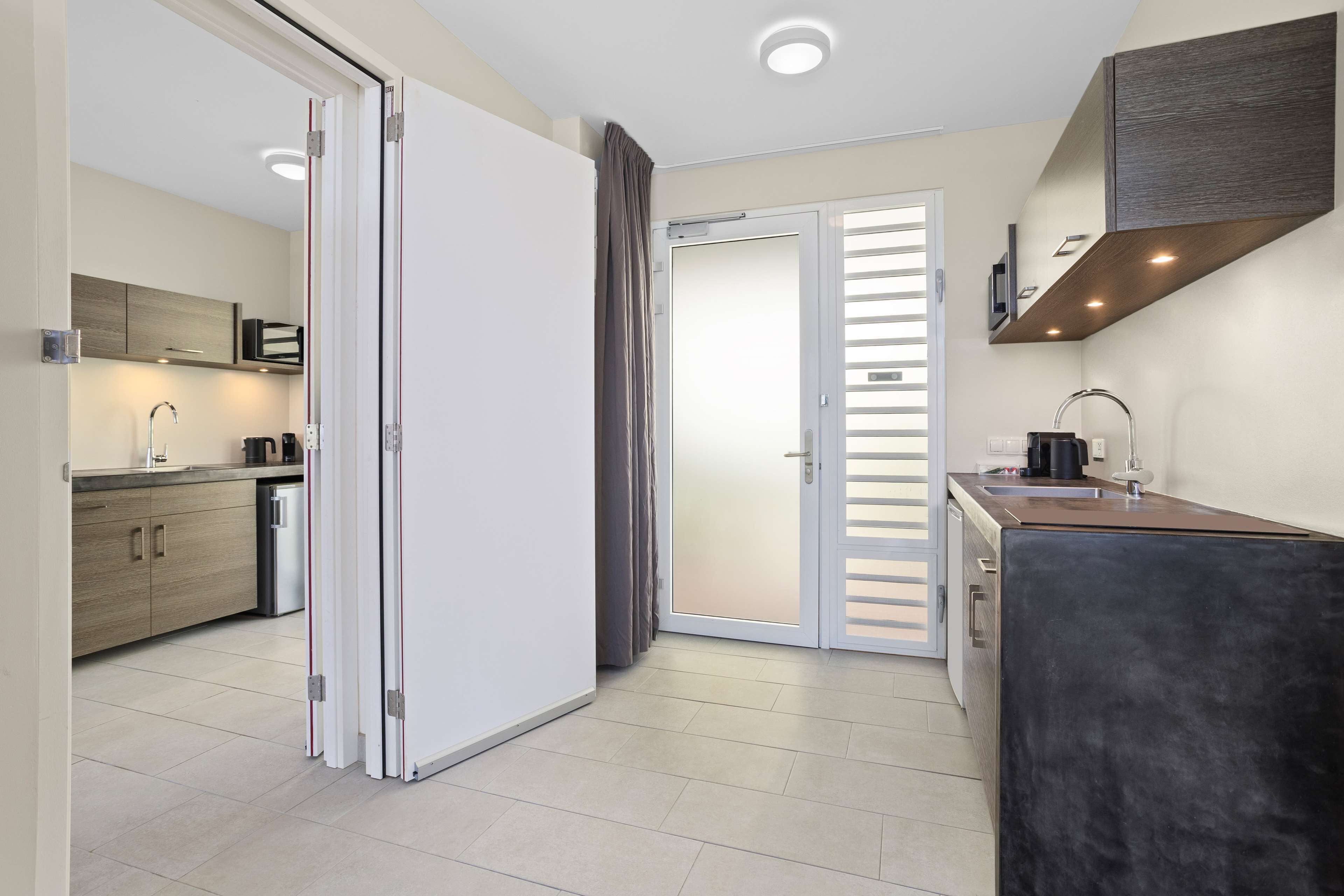 king hilton family room | private kitchen | fridge, microwave, stovetop, coffee/tea maker