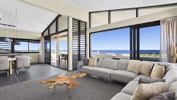 3 King Beds- Ocean View | ๊ฑฐ์ค ๊ณต๊ฐ | LED TV