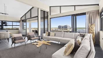 3 King Beds Penthouse- Island View | منطقة المعيشة | تلفزيون إل إي دي