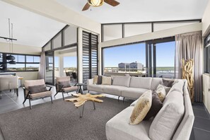 3 King Beds Penthouse- Island View | Wohnbereich | LED-Fernseher