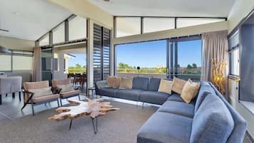 3 King Beds- Penthouse | ๊ฑฐ์ค ๊ณต๊ฐ | LED TV