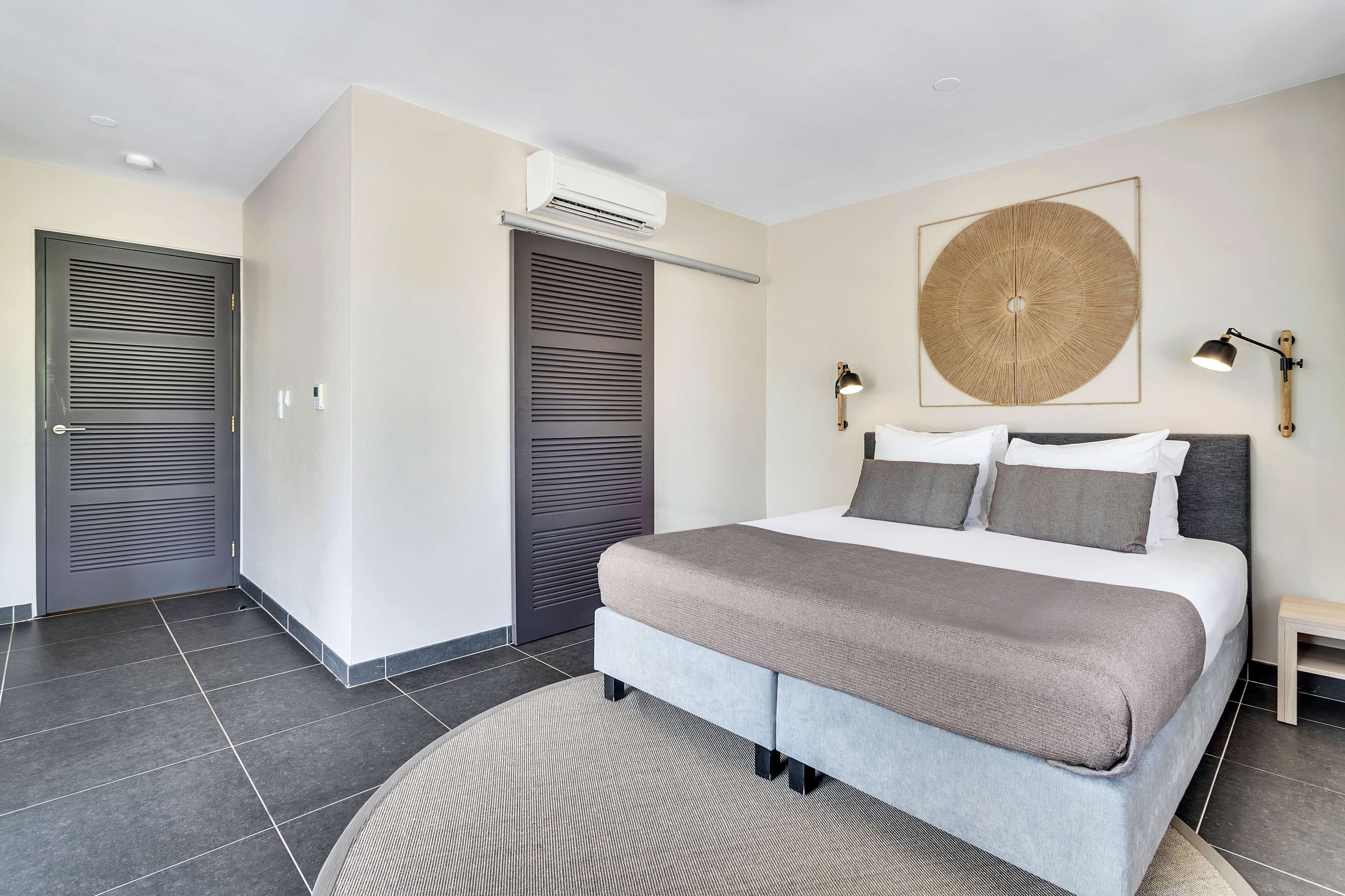 2 king beds two bedroom apartment | in-room safe, blackout curtains, iron/ironing board, bed sheets