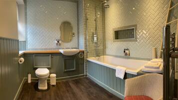 Deluxe-Vierbettzimmer, mit Bad, Parkblick (Superking ) | Badezimmer