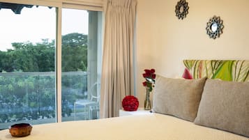 Deluxe Suite | Individually decorated, individually furnished, blackout drapes