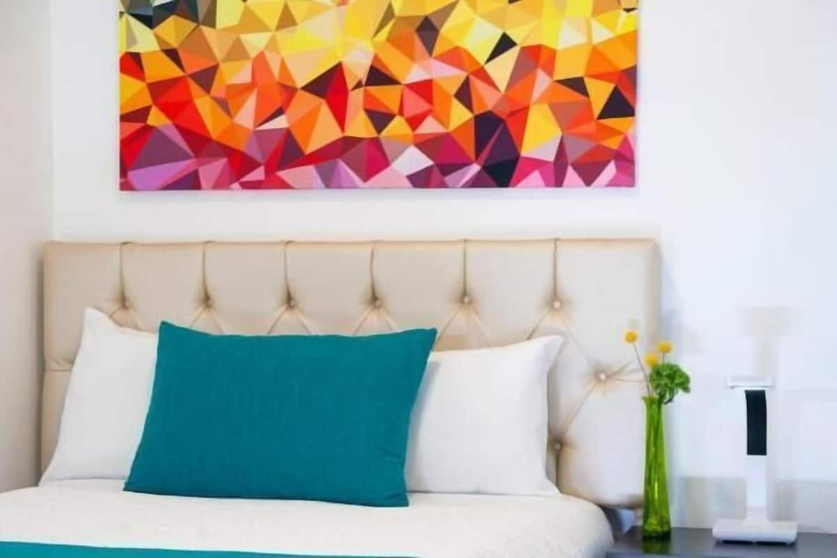 Yksilöllisesti sisustettu, yksilöllisesti kalustettu, pimennysverhot