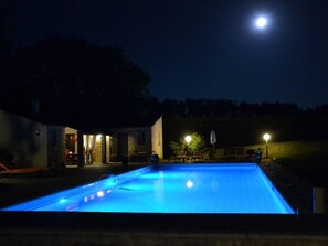 A swimming pool at night with a moon in the sky. - La Devinière (Donzere)
