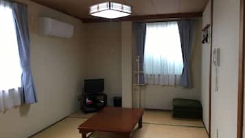 传统客房 (Japanese Style, Shared Bathroom) | 办公桌、WiFi、床单