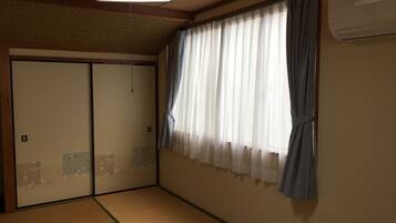 Japanese 4Bed Room (Shared bath & toilet)