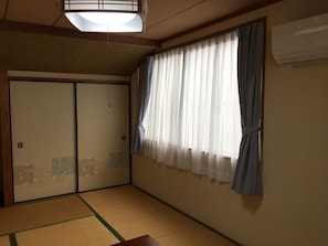 Quarto tradicional (Japanese Style, Shared Bathroom) | Escrivaninha, Wi-Fi, roupa de cama