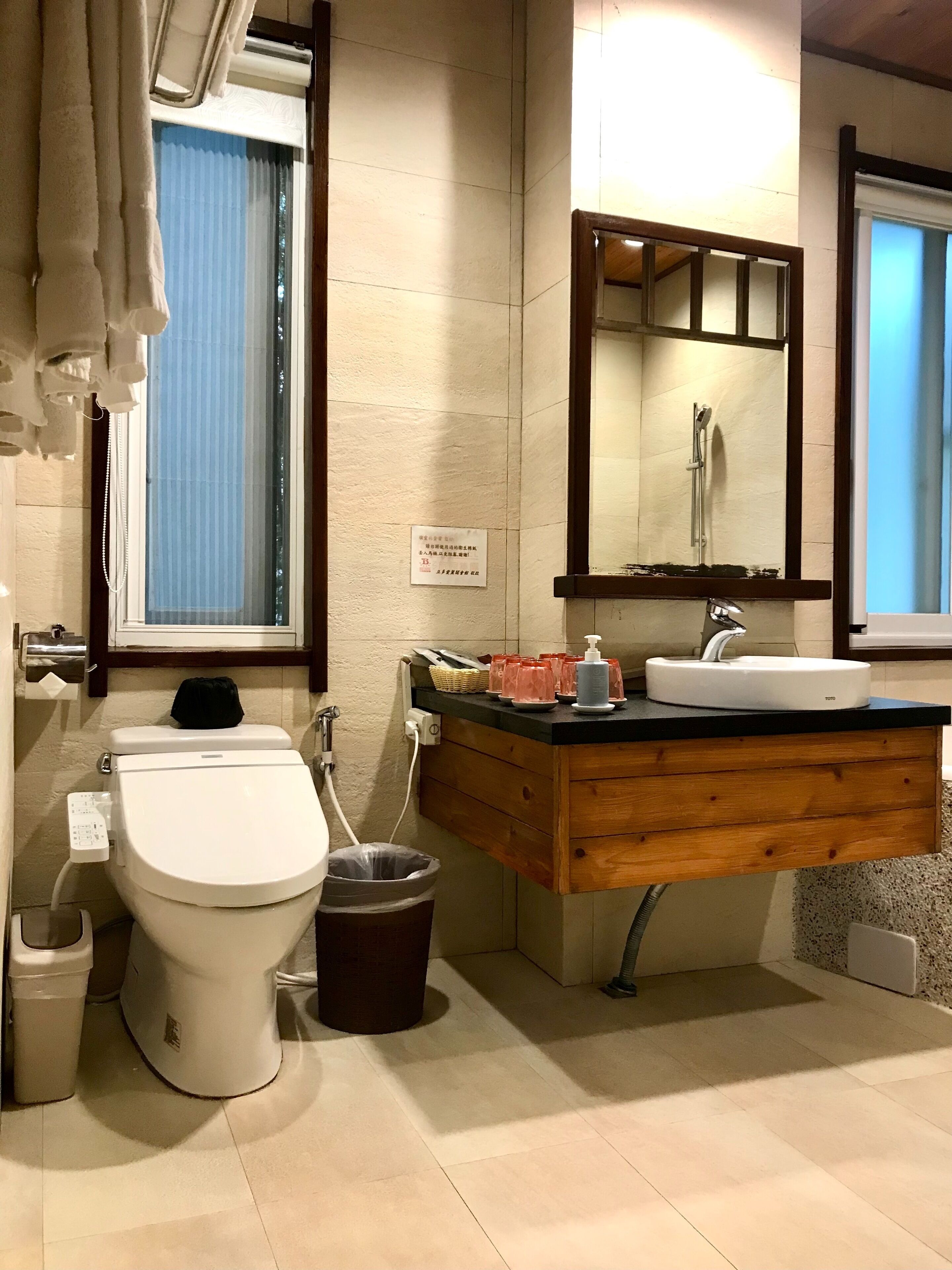 Un baño moderno con inodoro, bidé y lavamanos.