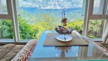 Phòng 4 phong cách cổ điển, 1 phòng ngủ, quang cảnh núi, cạnh núi | Chăn bông, trang bị nội thất với thiết kế riêng biệt, màn/rèm cản sáng