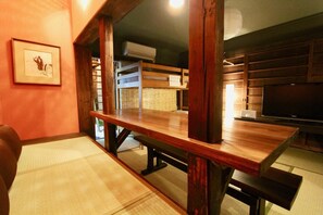 المنشأة من الداخل