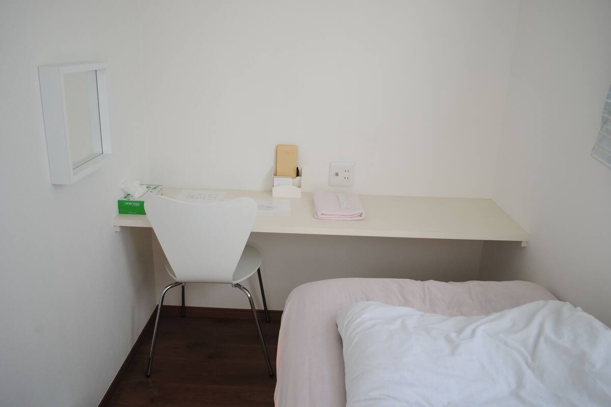 Desk, WiFi (free)