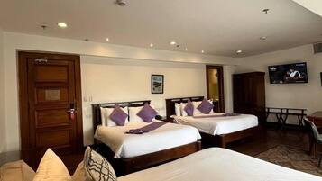 Botanical Suite with Jacuzzi | In-room safe, desk, soundproofing, iron/ironing board
