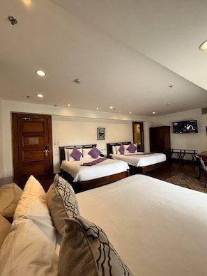 Botanical Suite with Jacuzzi | In-room safe, desk, soundproofing, iron/ironing board