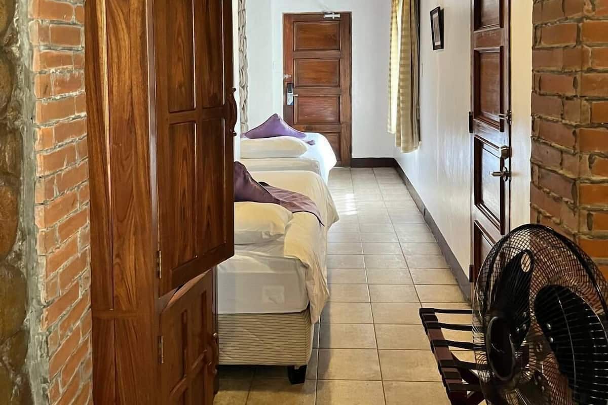 executive suite with fireplace | 1 bedroom, in-room safe, desk, soundproofing