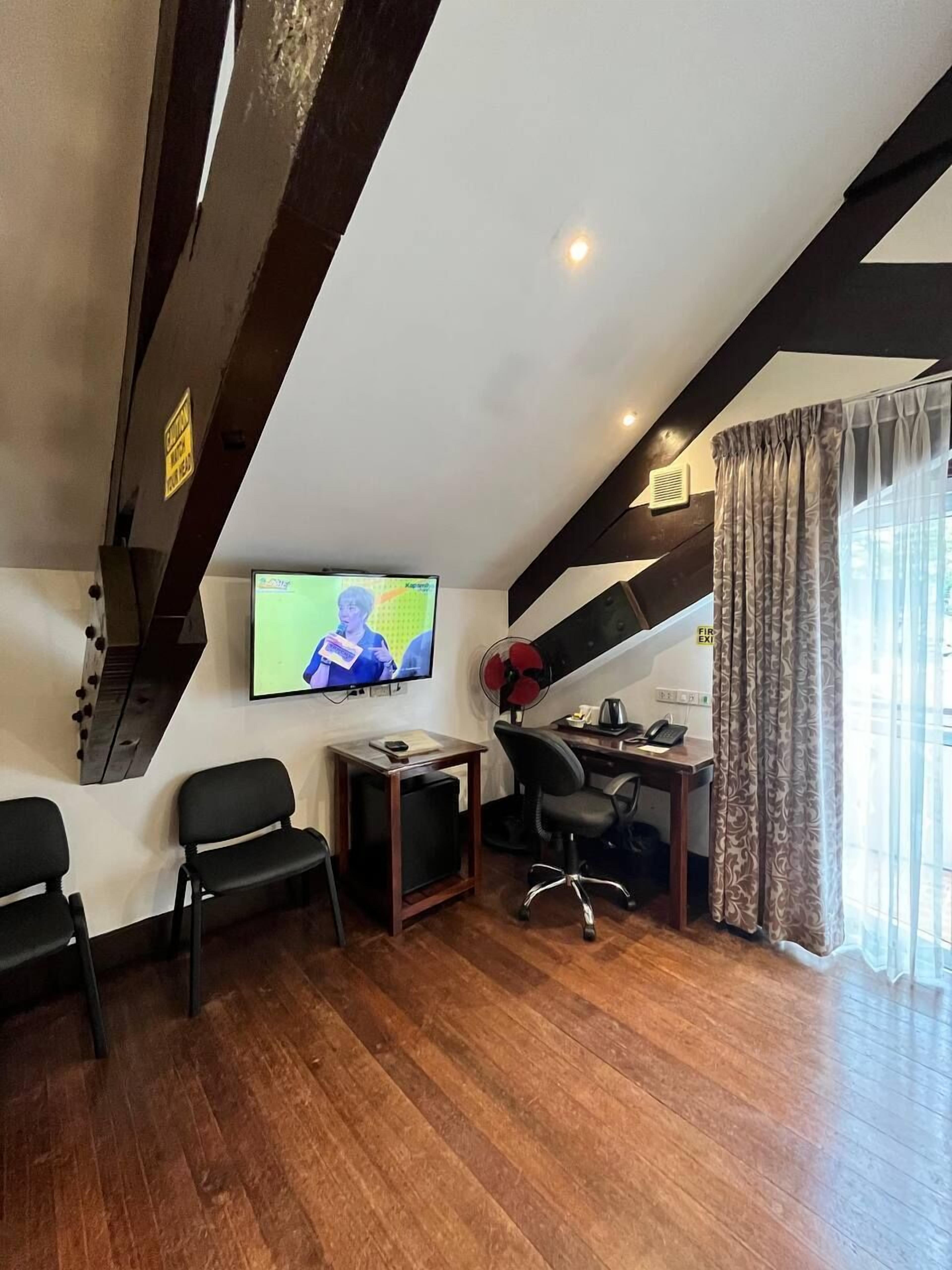 deluxe m9 | 1 bedroom, in-room safe, desk, soundproofing