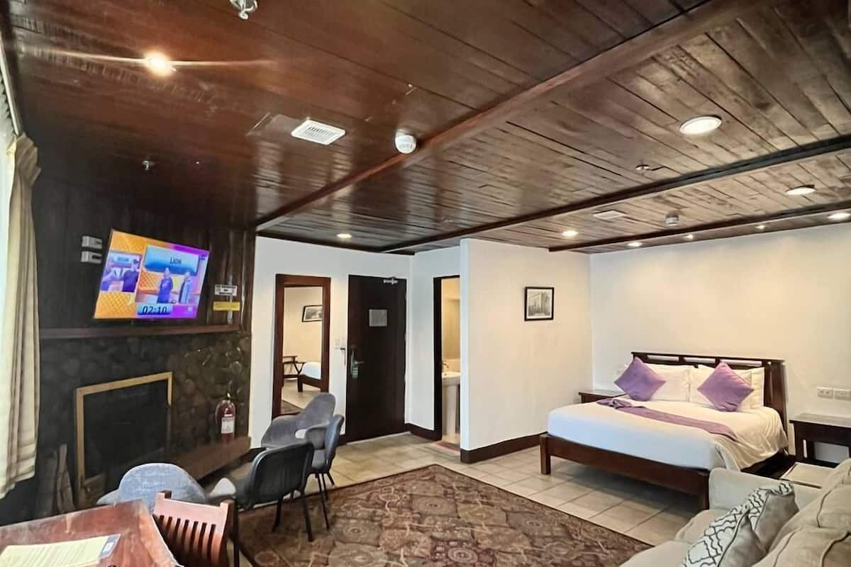 executive suite with fireplace | 1 bedroom, in-room safe, desk, soundproofing