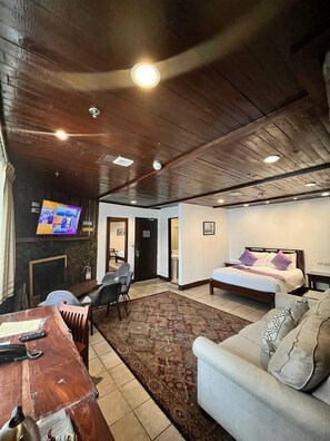 In-room safe, desk, soundproofing, iron/ironing board - Log Cabin Hotel-Baguio (Baguio)