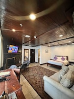 Quarto executivo, 1 quarto, lareira | Cofres nos quartos, escrivaninha, quartos à prova de som