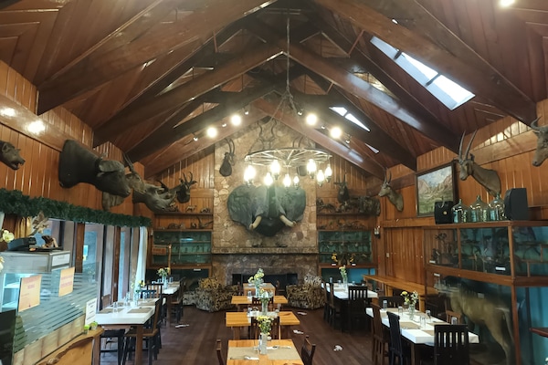 供應早餐、午餐、晚餐;本地菜