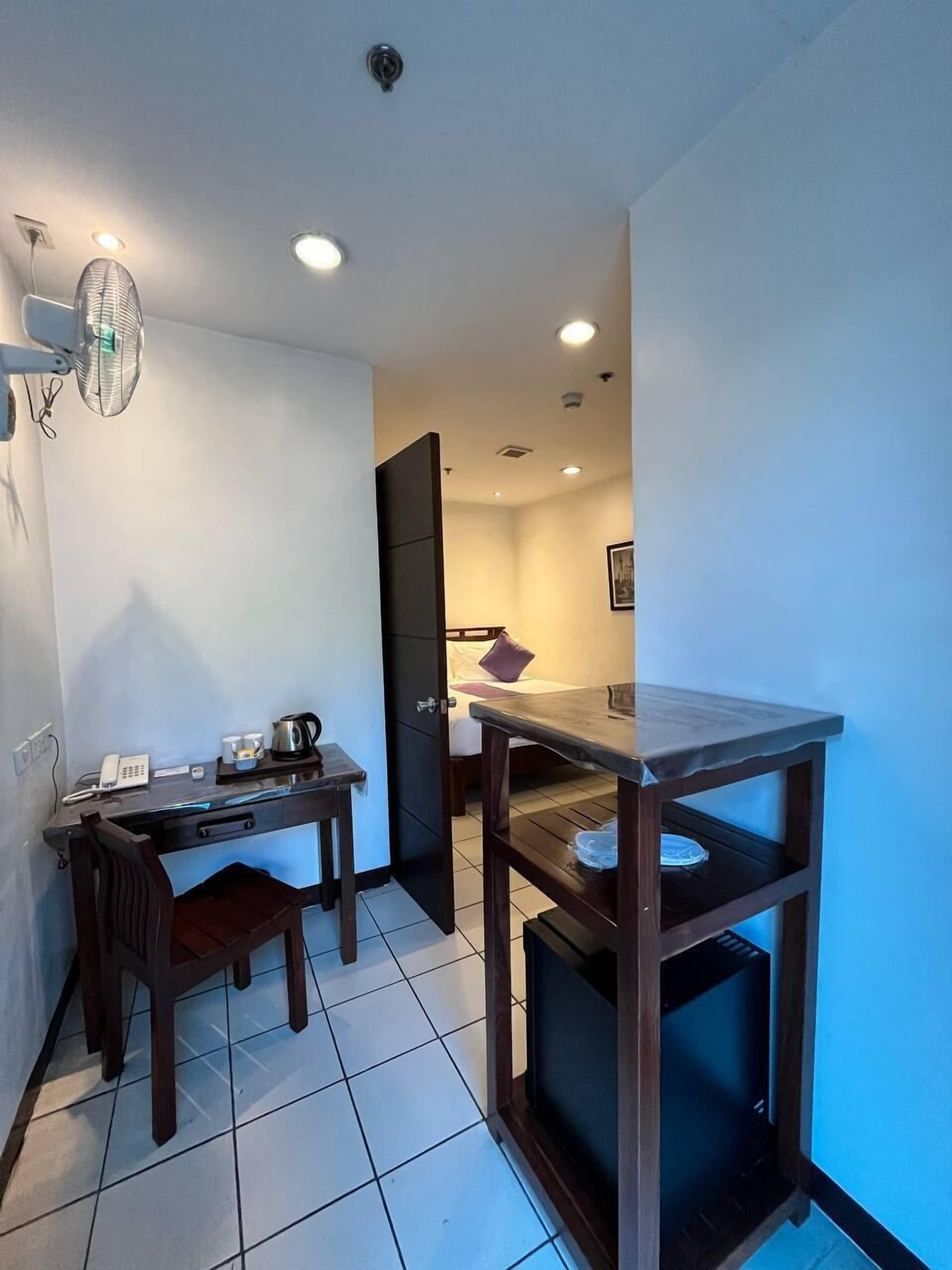 deluxe n27 | 1 bedroom, in-room safe, desk, soundproofing