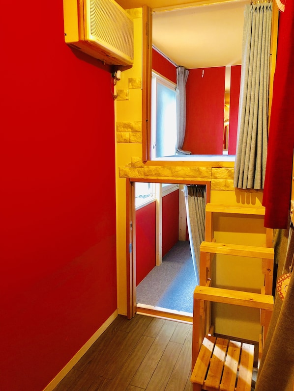 共用宿舍 (Double Bunk bed for 1-2 person) | 遮光布/窗簾、隔音、免費無線上網