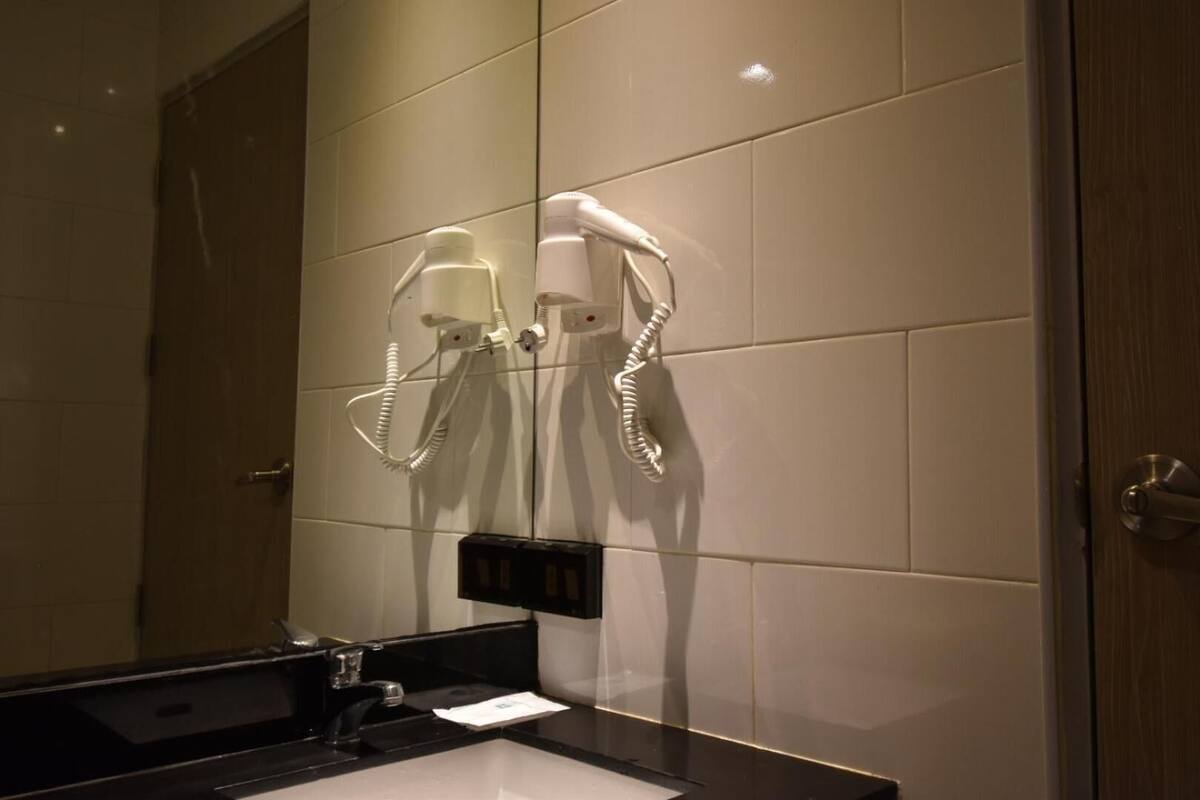 shower, free toiletries, hair dryer, towels