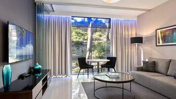 Executive Suite, 1 Queen Bed | Living area