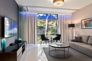 Executive Suite, 1 Queen Bed | Living area