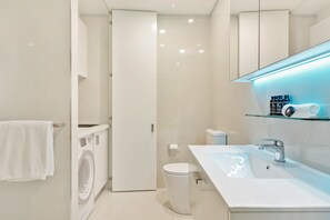 Executive Suite, 1 Queen Bed | Bathroom | Towels - Good Life Suites Sydney (Crows Nest)