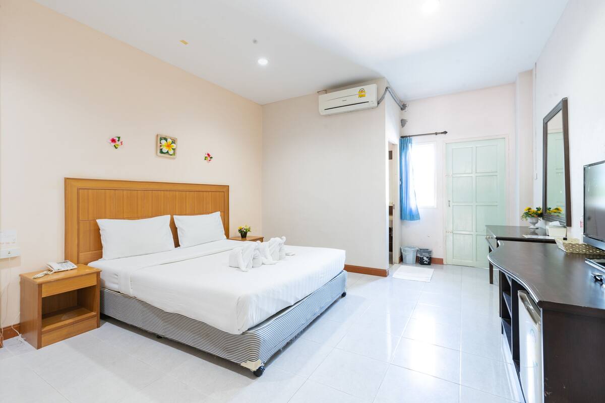 Basic Double Room, 1 King Bed, Balcony | 1 bedroom, individually decorated, desk, soundproofing